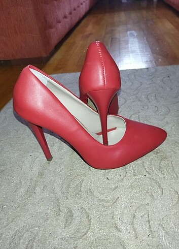 Kırmızı stiletto