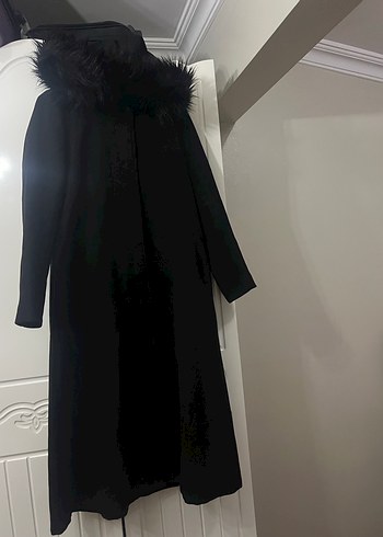 Siyah Uzun Kürklü Gotik Kadın Kaban - Görsel 4