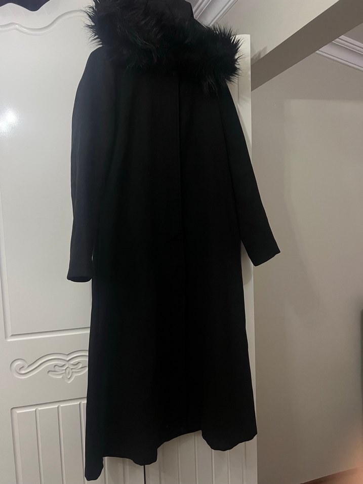 Siyah Uzun Kürklü Gotik Kadın Kaban - Görsel 5