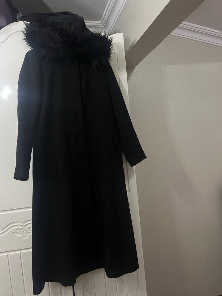 Kürk Detaylı Siyah Uzun Goth Kadın Kabanı - Görsel 3