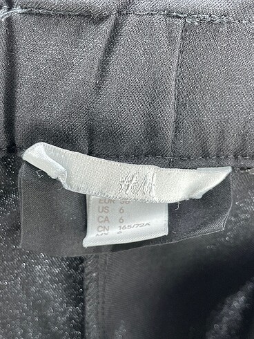 38 Beden siyah Renk H&M Düz Kesim %70 İndirimli.