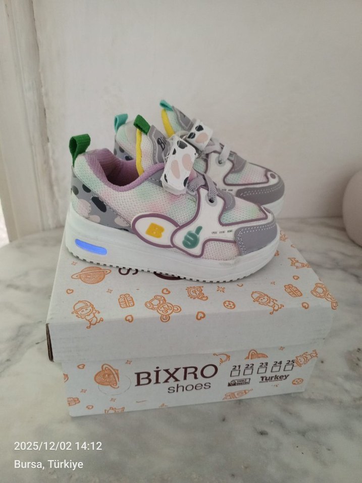 Kızlar için renkli bağcıksız spor ayakkabı - Görsel 3