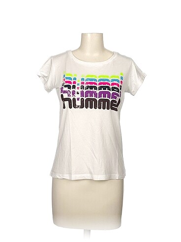 Hummel T-shirt %70 İndirimli.