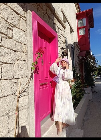 Emel turgay çiçekli mor beyaz tesettür elbise