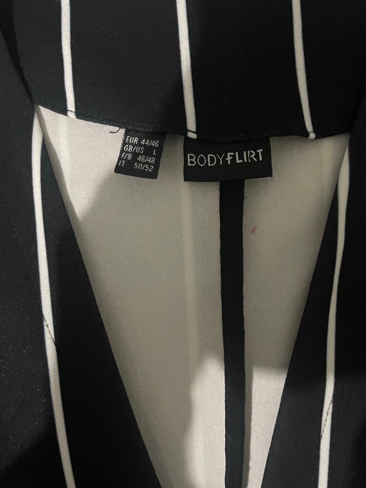 Düğmeli Siyah Çizgili Kadın Blazer - Görsel 2