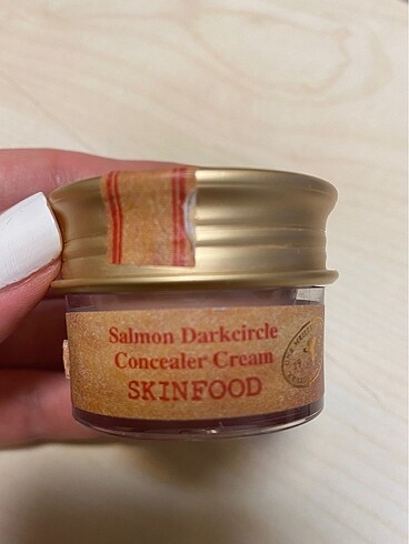 Skinfood salmon darkcircle concealer