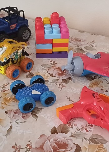 oyuncak araba uçak lego