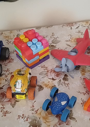  oyuncak araba uçak lego