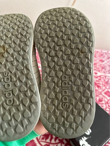 26 Beden beyaz Renk Adidas kiz cocuk ayakkabi