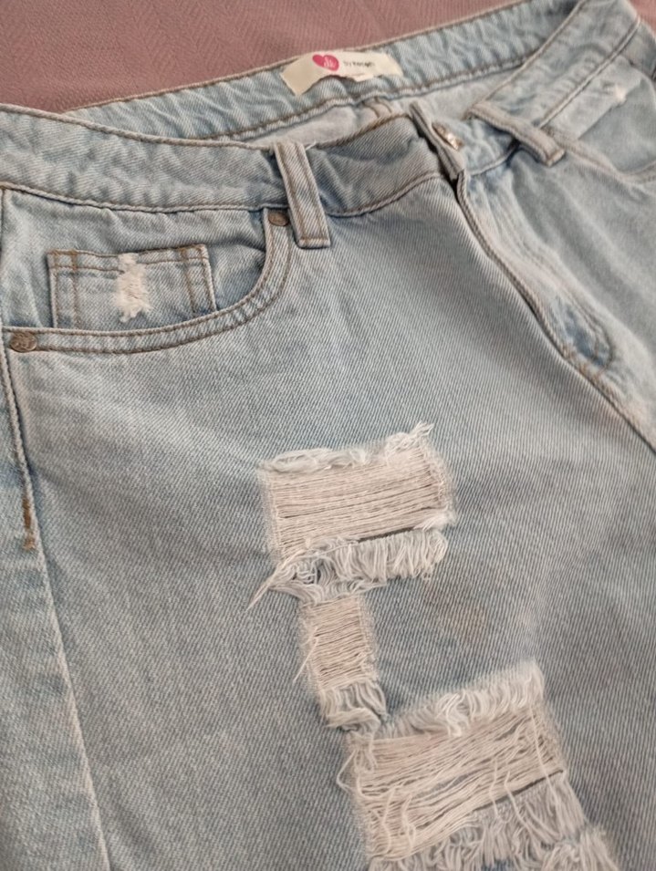 Yırtık Detaylı Rahat Kesim Kadın Kot Şort - Görsel 3