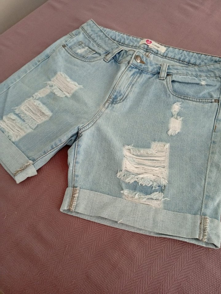 Yırtık Detaylı Rahat Kesim Kadın Kot Şort - Görsel 4