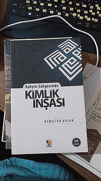 Vahyin Gölgesinde Kimlik İnşası RAMAZAN KAYAN