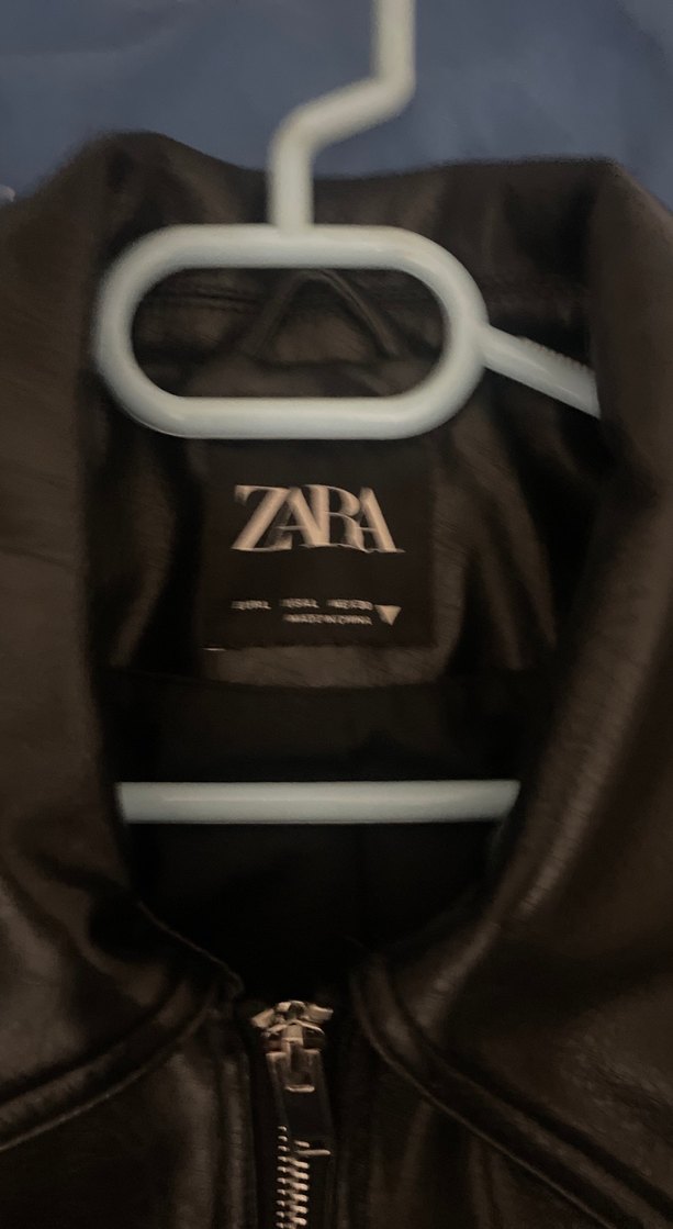 ZARA 
Siyah Deri Kadın Ceket Fermuarlı - Görsel 2