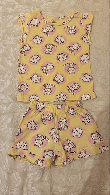 HelloBaby Üç adet 6-9 ay için tertemiz yeni kıyafetler