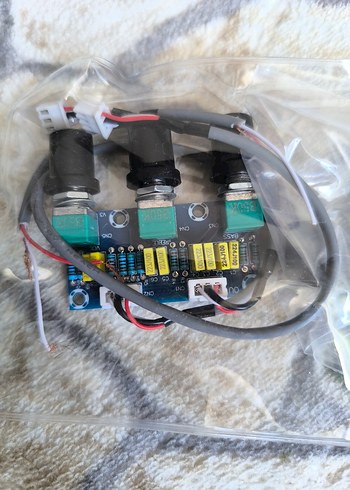Gri Çok Renkli Elektronik Devre Kartı ve Kablolar