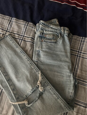 stradivarius 34 beden yırtlıklı jean