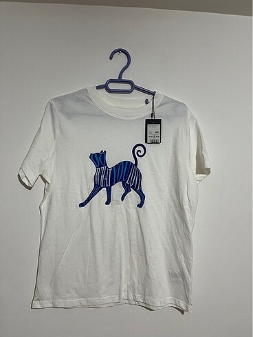 Mavi jeans kedili beyaz kısa kollu tshirt M