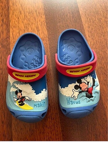 27 Beden Crocs Disney Terlik 10-11 numara 27-28-29 numaraya denk geliyor