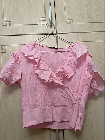 Pembe fırfırlı crop bluz
