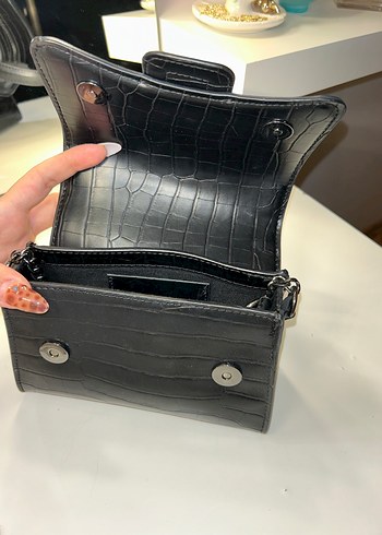 Zara Siyah Deri Tokalı Yılan Desenli Kadın Çanta