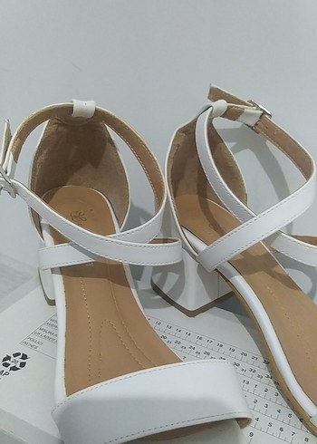 Beyaz Minimalist Blok Topuklu Kadın Sandalet - Görsel 4