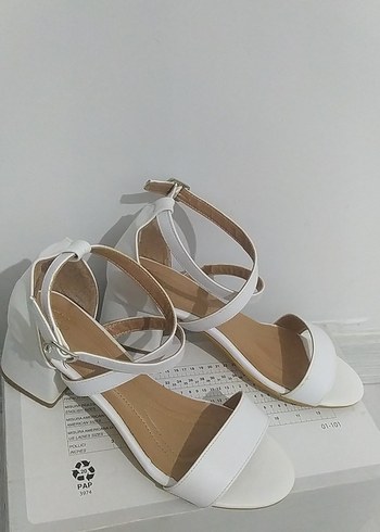 Beyaz Minimalist Blok Topuklu Kadın Sandalet - Görsel 2