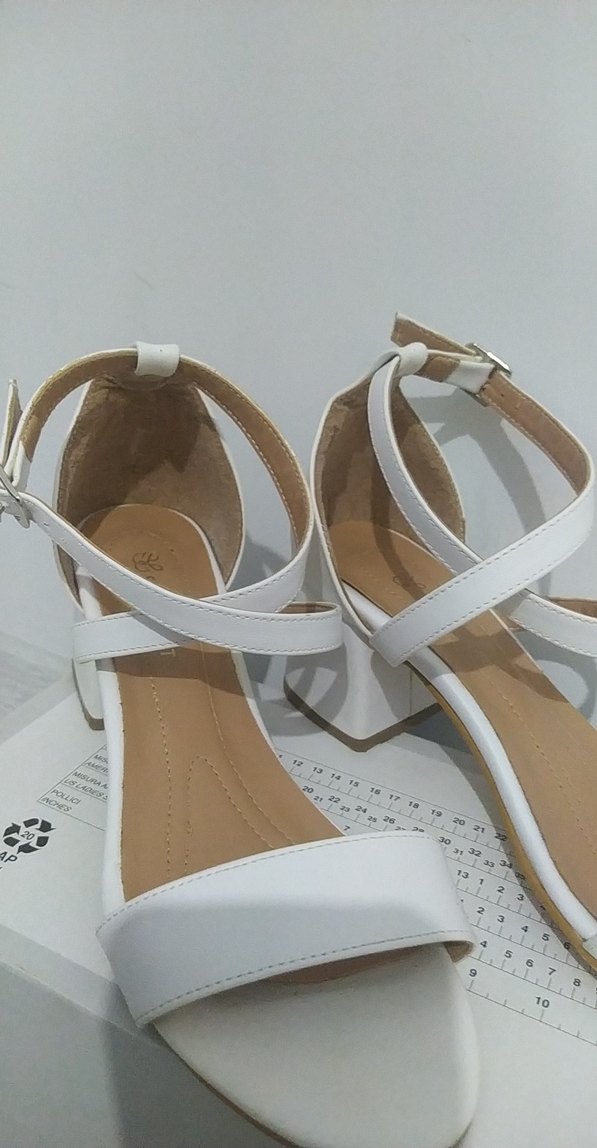 Beyaz Minimalist Blok Topuklu Kadın Sandalet - Görsel 4