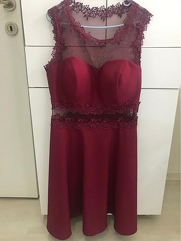 bel ve göğüs detaylı kırmızı A kesim abiye elbise