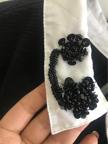 l Beden yaka detayı işlemeli elbise