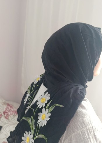 Armine Siyah Papatya Nakışlı Bohem Kadın Fuları