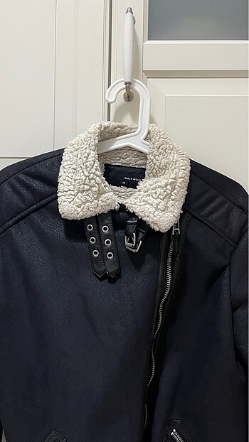 Siyah içi kürklü mont - Görsel 4