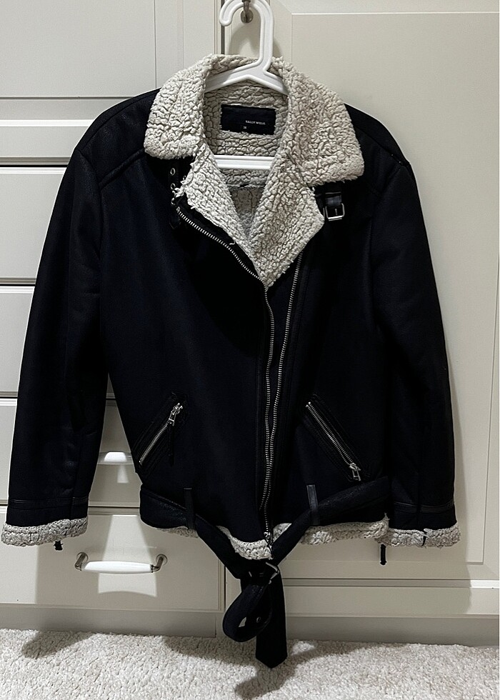 Siyah içi kürklü mont - Görsel 2