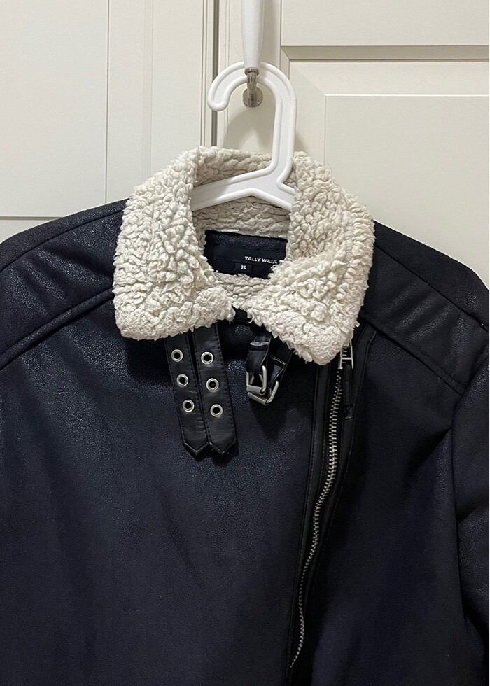 Siyah içi kürklü mont - Görsel 4