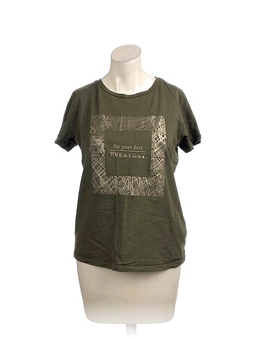 Defacto T-shirt %70 İndirimli.