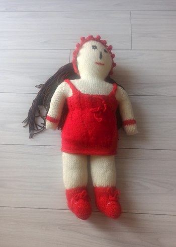 Kırmızı Elbiseli Örgü Bebek