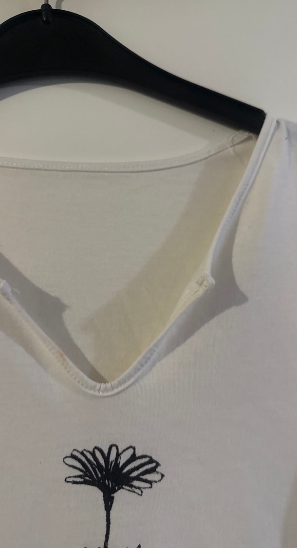 V Yaka Çiçek Baskılı Beyaz Kadın Atlet - Görsel 3