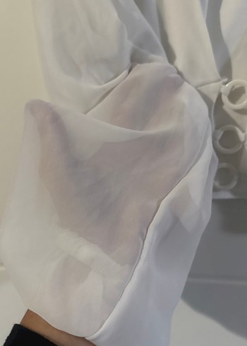 Düğmeli Beyaz V Yaka Uzun Kollu Bluz - Görsel 3