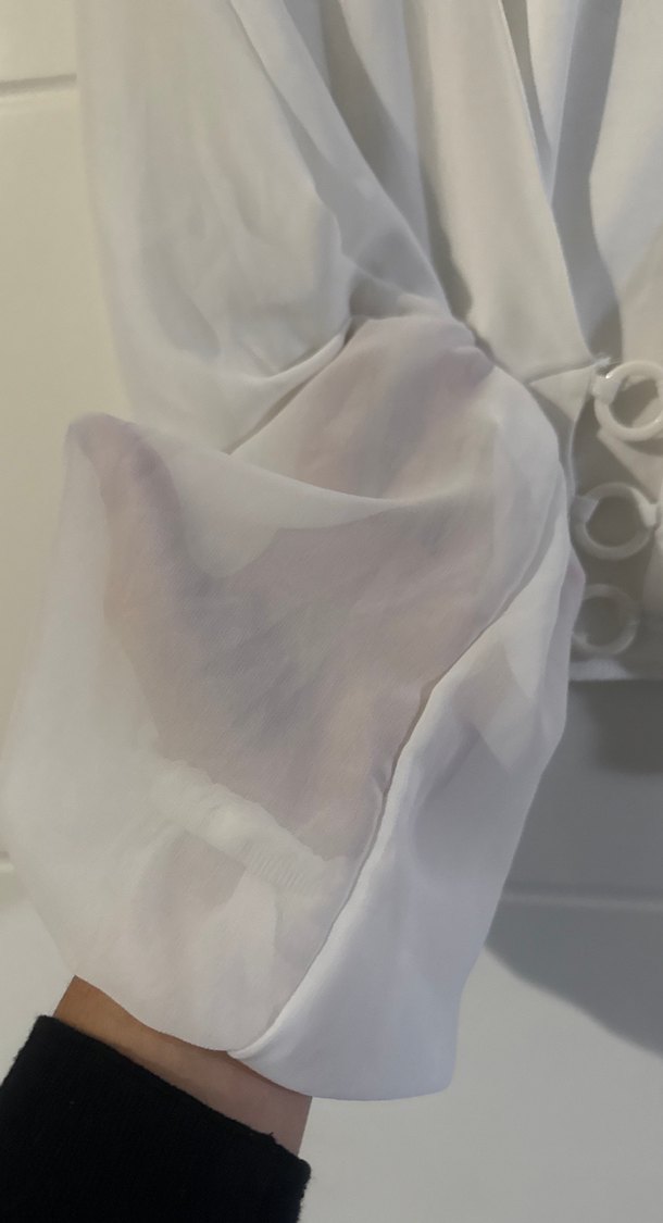 Düğmeli Beyaz V Yaka Uzun Kollu Bluz - Görsel 3