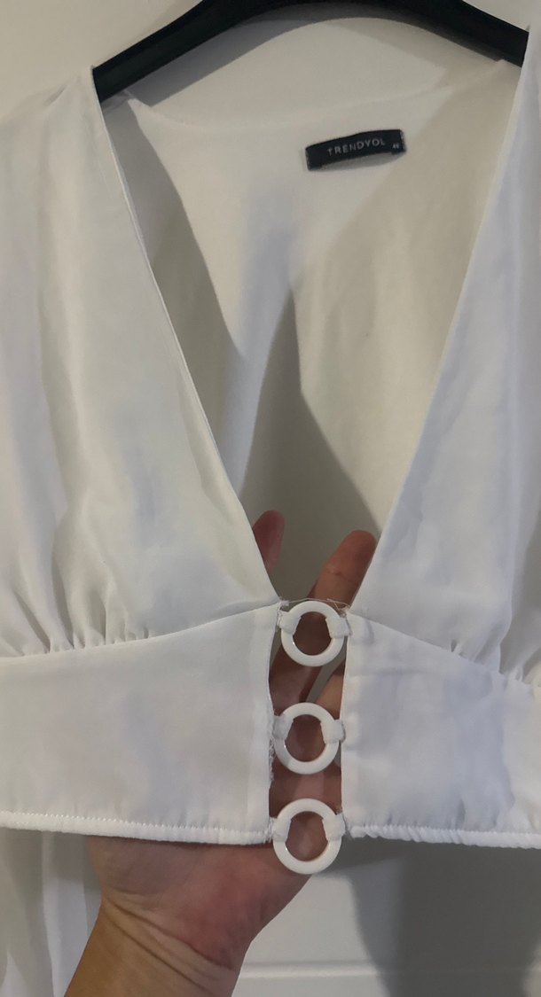 Düğmeli Beyaz V Yaka Uzun Kollu Bluz - Görsel 2