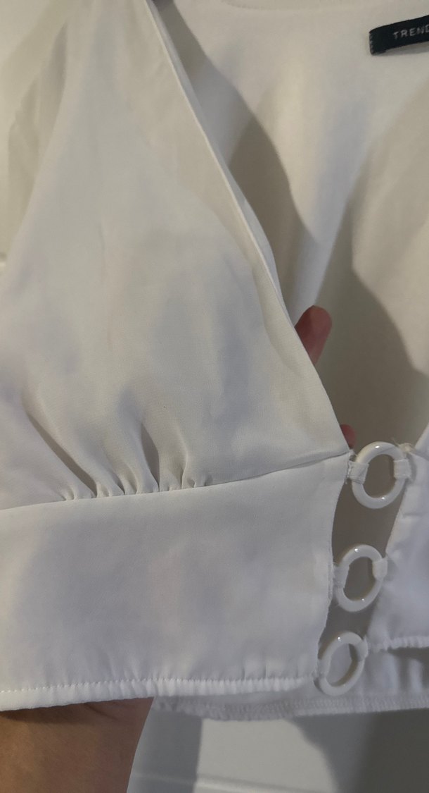 Düğmeli Beyaz V Yaka Uzun Kollu Bluz - Görsel 4