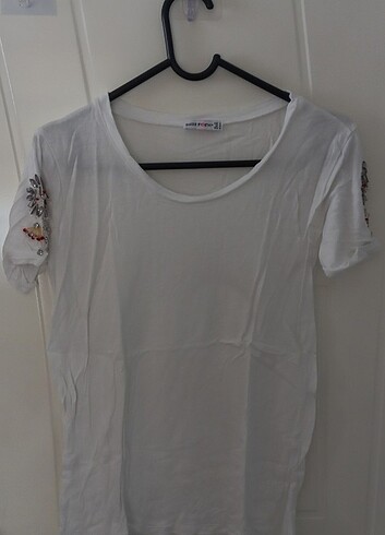 Taş detaylı tshirt
