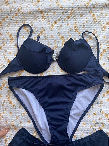 Diğer Etekli Bikini Takımı