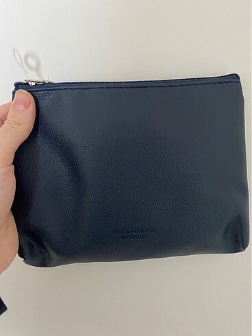 Ferragamo seyehat makyaj çantası içi dolu