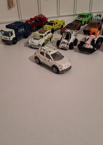 Matchbox Beyaz Renkli Oyuncak Araba - Görsel 2