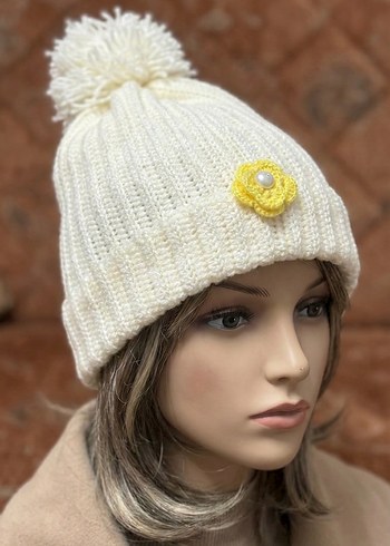 Beyaz Örgü Kadın Bere Sarı Çiçek Detaylı - Görsel 3