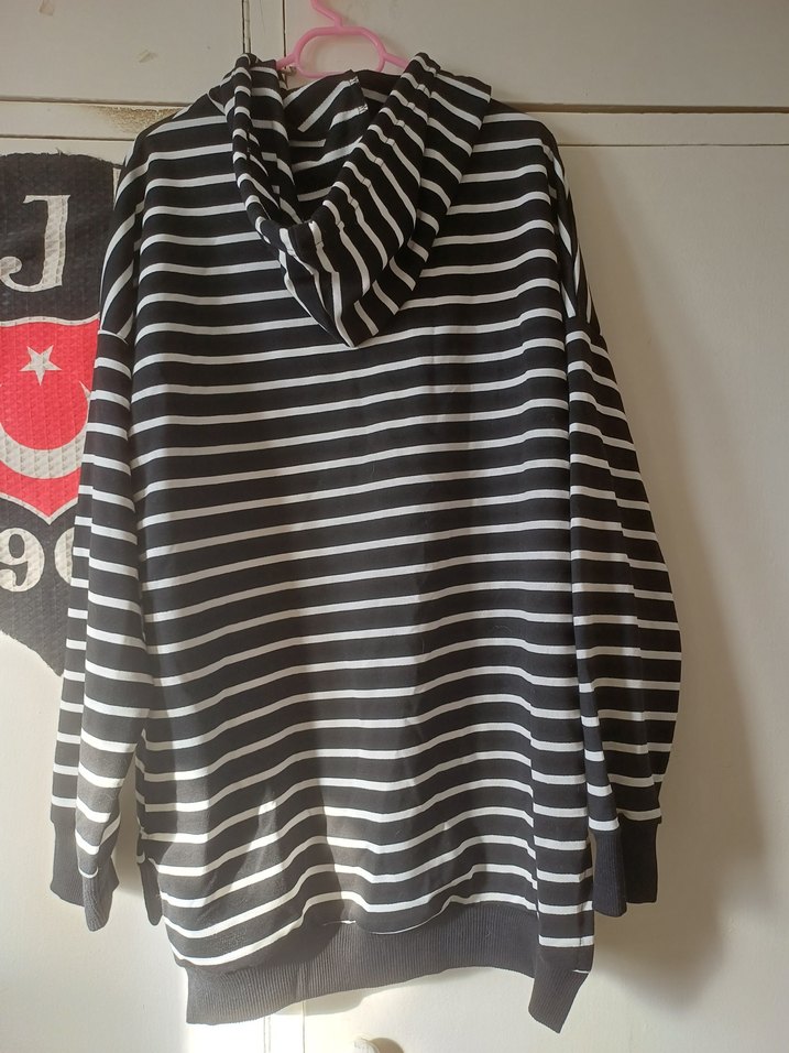 Çizgili Kapüşonlu Siyah Sweatshirt - Görsel 3