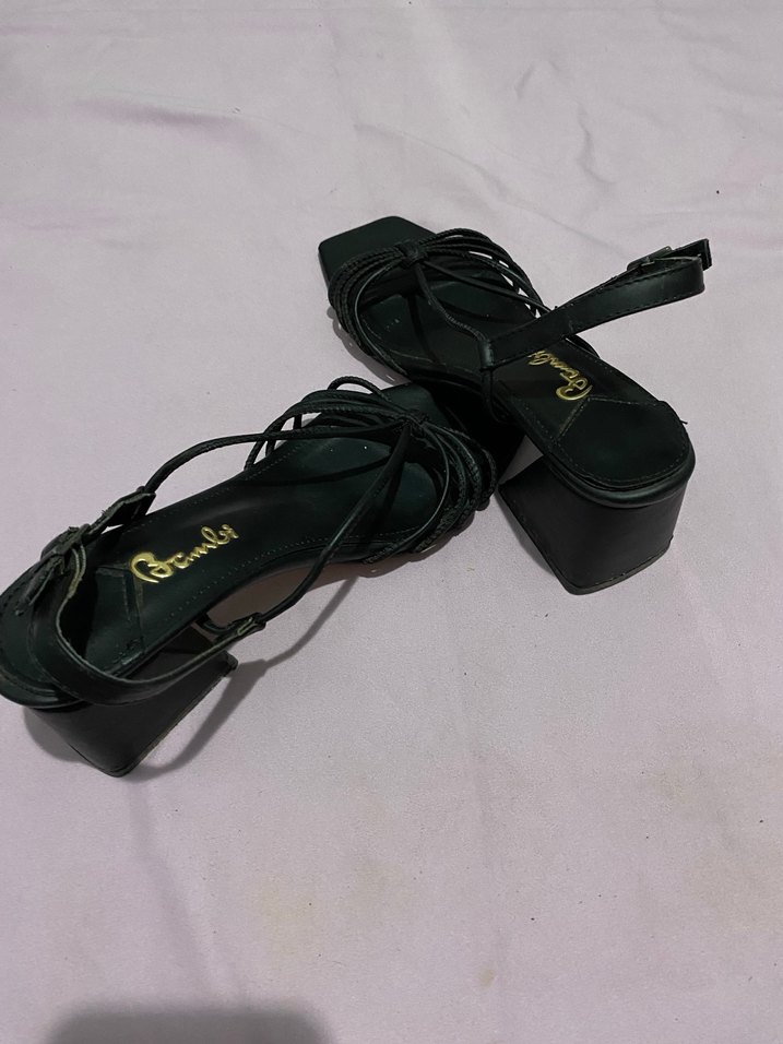 Kare Burunlu Siyah Topuklu Sandalet - Görsel 2