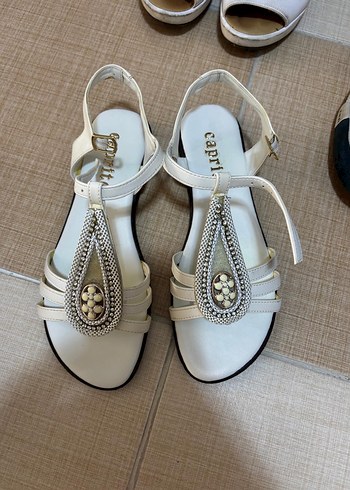 Boncuk Detaylı Beyaz Dolgu Topuklu Kadın Sandalet - Görsel 2