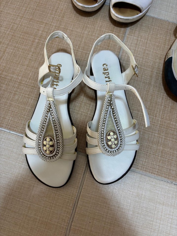 Boncuk Detaylı Beyaz Dolgu Topuklu Kadın Sandalet - Görsel 2