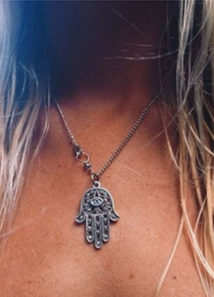 Accessorize Fatma'nın eli kolye